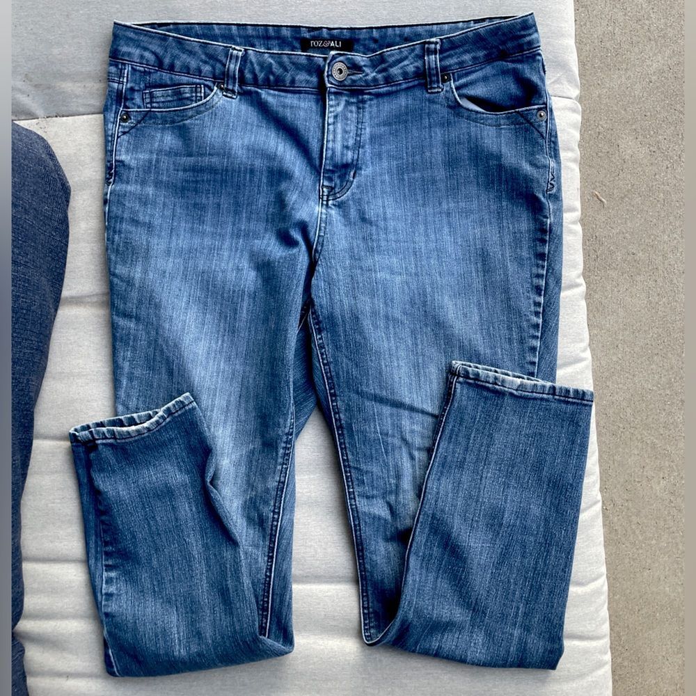 Roz & Ali Blue Women Jeans Size 16 comfy denim